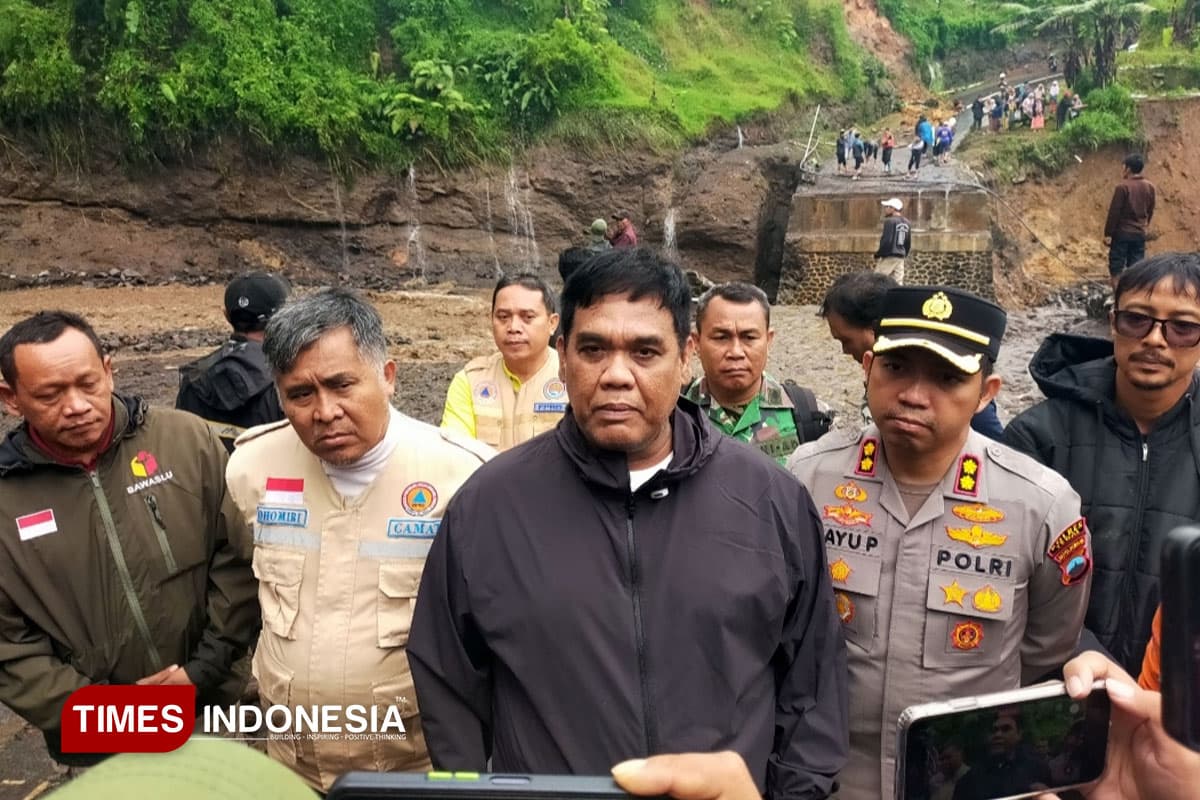 Banjir Menggulung Wisata Guci, Ikon Wisata Luluh Lantak dan Gerbang Dibuka Tanpa Tiket